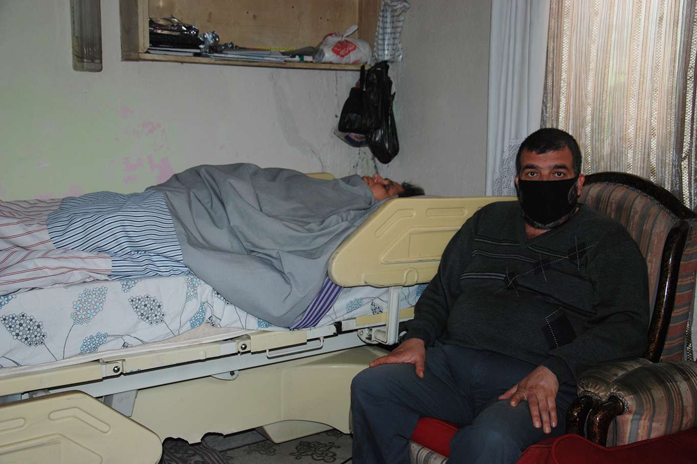 Yatalak eşine bakan koca hayırseverlerden yardım bekliyor Yatalak eşine bakan koca hayırseverlerden yardım bekliyor